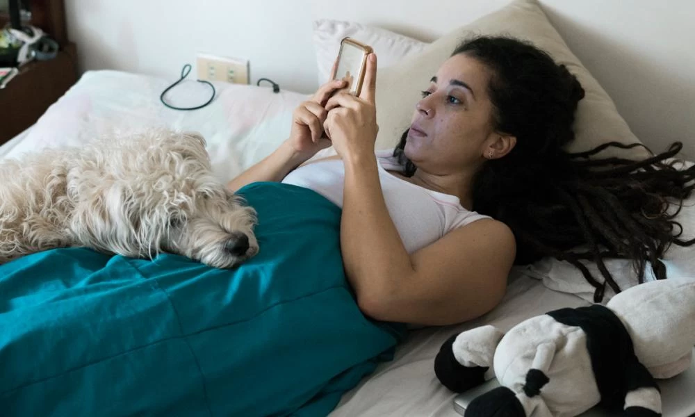 Κορονοϊός: Ο χρόνιος κακός ύπνος συνδέεται με βαριά συμπτώματα